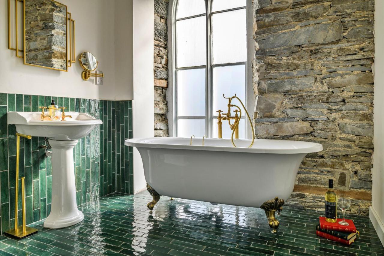 Finest Retreats - Luxury Converted Chapel With Hot Tub & Games Room Dinas Mawddwy Exterior photo